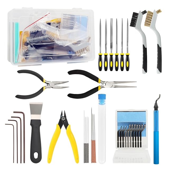 Kit disposto: scatola trasparente, sei lime, due spazzole, due pinze a becchi lunghi, tronchesino, raschietto, quattro chiavi esagonali, aghi in un tubetto, dieci lame e uno sbavatore blu