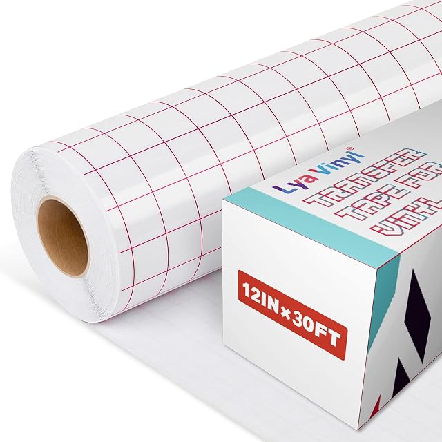 Rotolo bianco di nastro di trasferimento stampato con griglia rossa, accanto a una scatola Lya Vinyl con la scritta 12 in × 30 ft