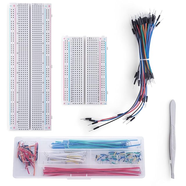 Una breadboard da 830 punti e una da 400 punti, un fascio di cavetti jumper flessibili, una scatola di ponticelli a U con codice colore e una pinzetta