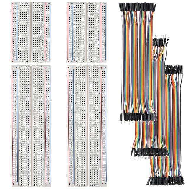 Due breadboard da 400 punti e due da 830 punti accanto a tre piattine di ponticelli arcobaleno