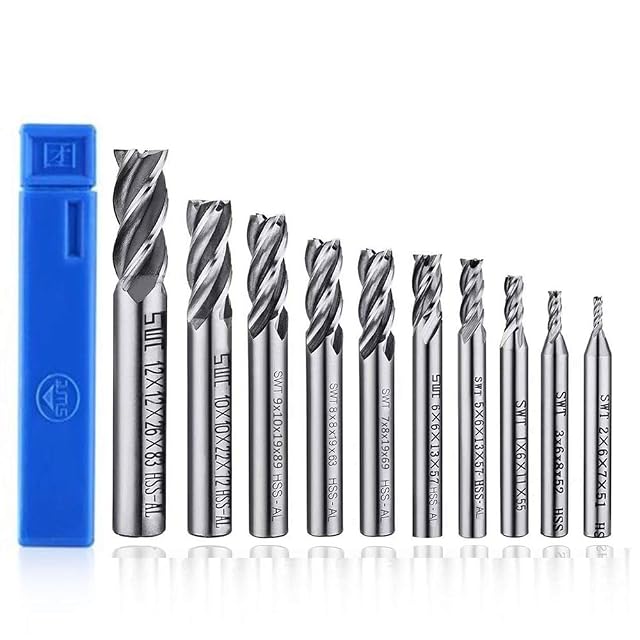 Dieci frese a candela a 4 taglienti in acciaio lucido da 2 a 12 mm accanto a un astuccio blu, gambi punzonati SWT con le misure e HSS-AL