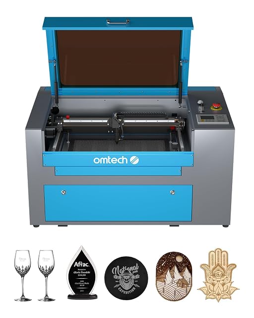 Incisore laser CO2 OMTech da 50 W con coperchio sollevato e pannello di controllo digitale