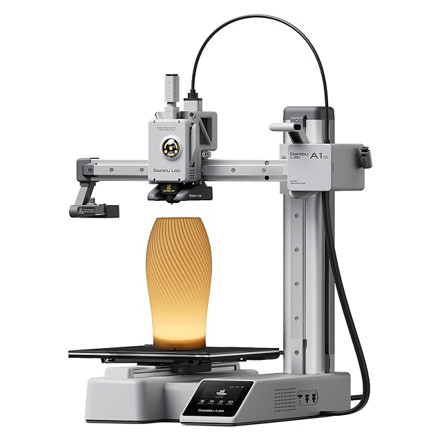 Stampante 3D compatta Bambu Lab A1 Mini mostrata con un paralume stampato