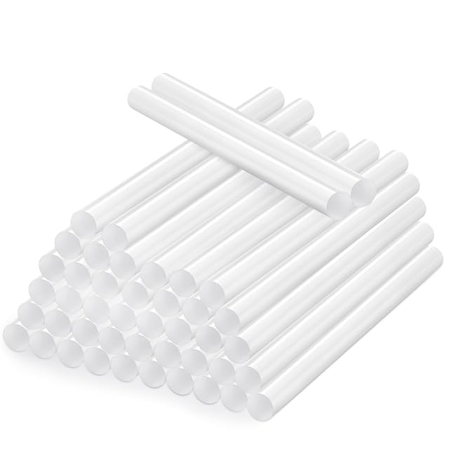 Pila di stick di colla bianchi con due stick appoggiati di traverso sopra
