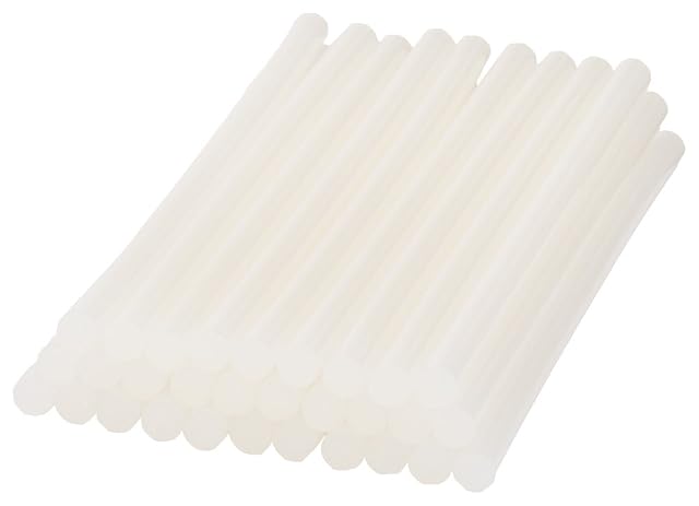 Pila di stick di colla bianco latte