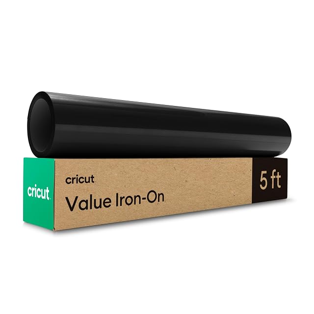Rotolo nero su una scatola Cricut in cartone kraft con la scritta Value Iron-On, 5 ft