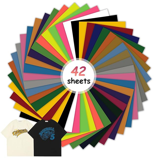 Quarantadue fogli di vinile colorati disposti in cerchio intorno a un’etichetta 42 sheets, con due magliette stampate