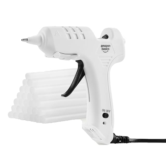 Pistola per colla a caldo bianca Amazon Basics con stick di colla