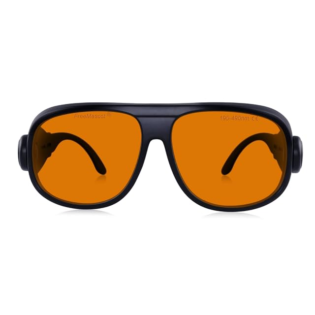 Occhiali FREEMASCOT con lenti arancioni in montatura nera, una lente stampata con l’intervallo 190–490 nm
