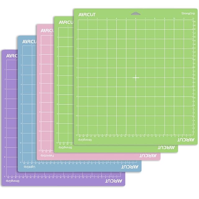 Cinque tappetini a griglia AIRCUT aperti a ventaglio in viola, blu, rosa e due verdi, con le etichette StrongGrip, LightGrip e FabricGrip
