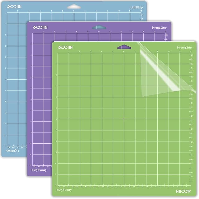 Tre tappetini a griglia: uno blu con etichetta LightGrip, uno viola con etichetta StrongGrip e uno verde anch’esso con etichetta StrongGrip, con la pellicola sollevata a metà
