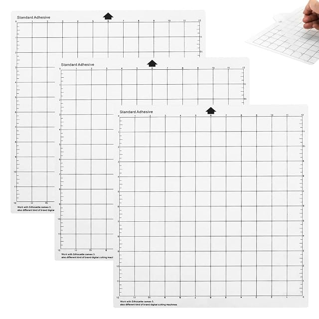 Tre tappetini bianchi con etichetta Standard Adhesive, griglia nera in pollici e un’indicazione per la Silhouette Cameo 3 e altre macchine da taglio