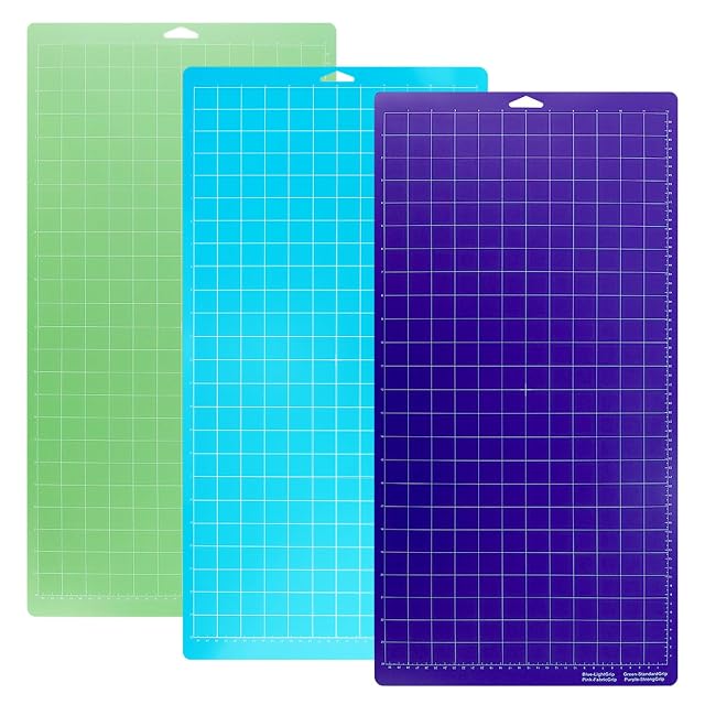 Tre lunghi tappetini a griglia verde, blu e viola, quello viola con stampata una legenda dei colori di presa