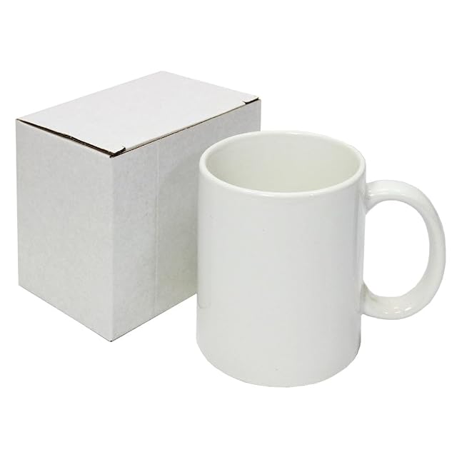 Tazza in ceramica bianca accanto a una semplice scatola bianca